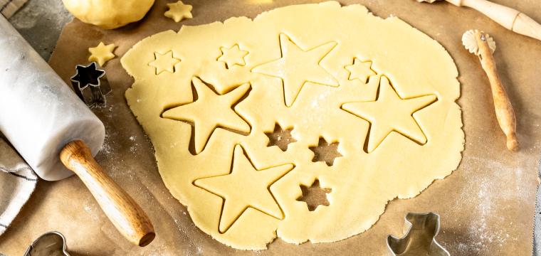 Keksteig mit Ausstechförmchen