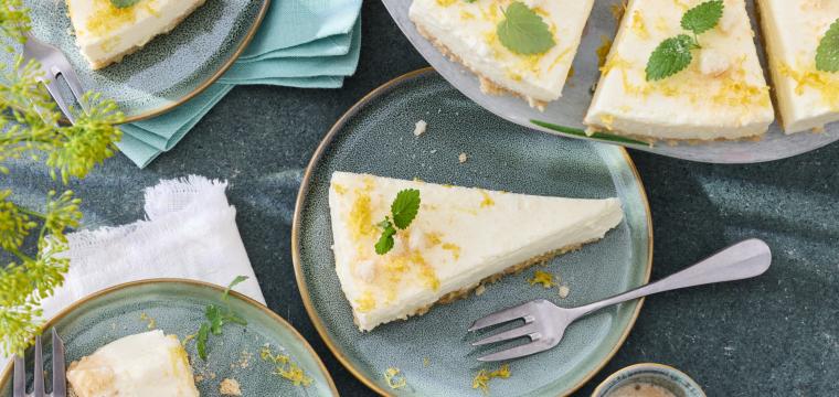 Philadelphia Torte auf Kuchentellern in Stücken serviert.