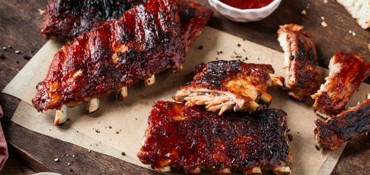 Spareribs gegrillt auf einem Holzbrett