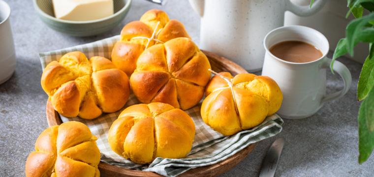 Süße Kürbisbrötchen zu Halloween