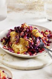 Roter Coleslaw Salat mit Orange auf einem Teller.