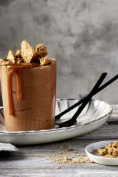 Mousse au Chocolat in zwei Gläsern mit Spekulatiusbröseln garniert.