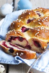 Fluffiger Hefezopf mit fruchtiger Kirschfüllung.