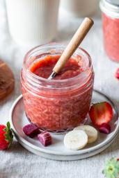 Süß fruchtige Erdbeer-Rhabarber Marmelade mit Banane auf Brot.