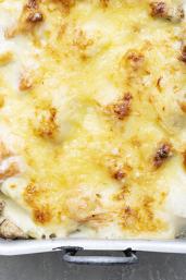 Kartoffel-Lachs-Gratin in einer Auflaufform.