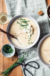 Rieslingsuppe mit Kräutern dekoriert.