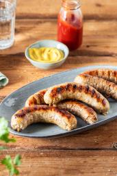 Gegrillte Bratwürste auf einem Teller.