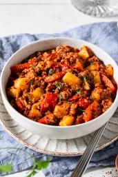 Deftiger Bauerntopf in einem tiefen Teller