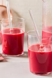 Roter Apfel-Karotten-Saft mit Rote Bete in Gläsern.
