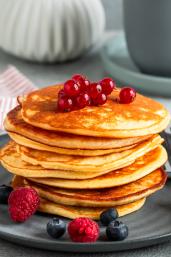 Low Carb Pfannkuchen gestapelt mit Johannisbeeren getoppt.