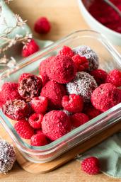 Himbeer-Vanille Energy-Balls in einer Glasdose.