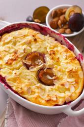 Polenta-Quarkauflauf mit Pflaumen
