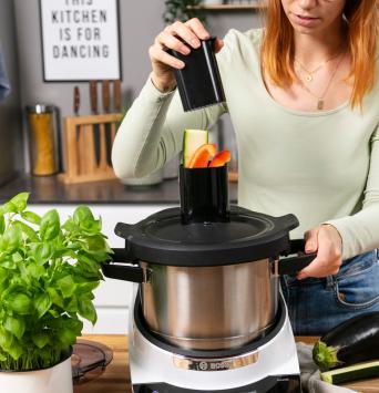 Gemüse für Gemüselasagne wird im Cookit zerkleiert