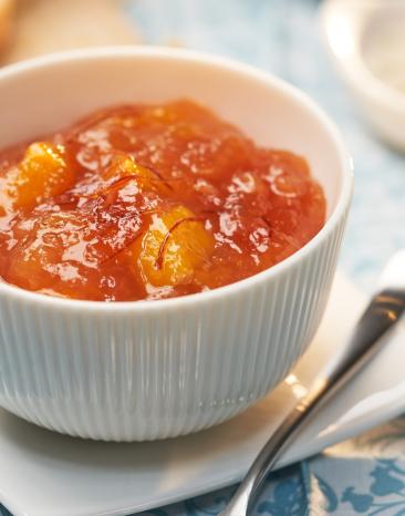 Ananas-Mango-Chutney in einer Schale.