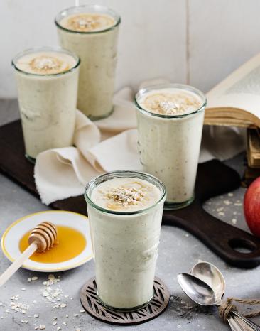 Apfel-Haferflocken-Frühstücksdrink in mehreren Gläsern.
