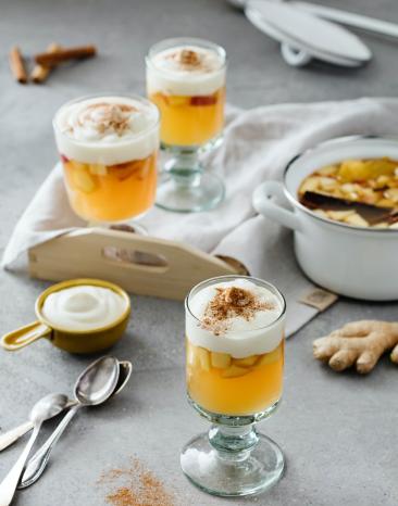 Apfelpunsch mit Eierlikörsahne in Glas