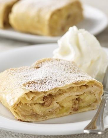 Apfelstrudel gezogen auf einem Teller mit Sahne.