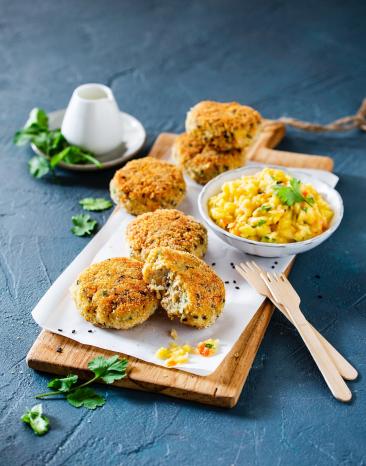 Asia-Fischfrikadelle mit Sesam und Koriander-Ingwer-Mango-Chutney