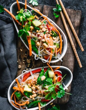 Zwei Schälchen mit asiatischem Glasnudelsalat