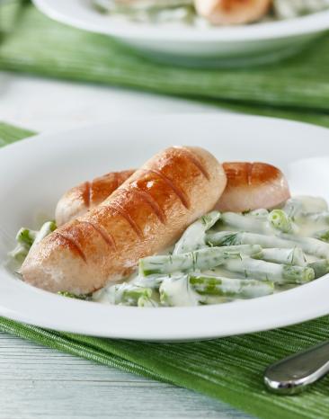 Augsburger mit Dillfisolen auf zwei Tellern