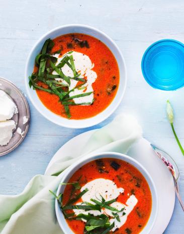 Bärlauch-Tomatensuppe mit Ziegenfrischkäse