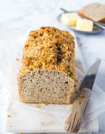 Bananen-Hafer-Brot angeschnitten auf einem Brettchen.