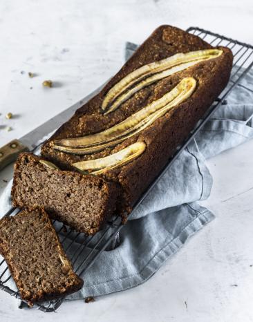 Bananenbrot mit Bananen als Deko aus dem Cookit.