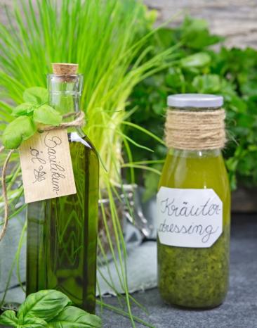 Zwei Flaschen Basilikum-Öl aus dem Cookit.