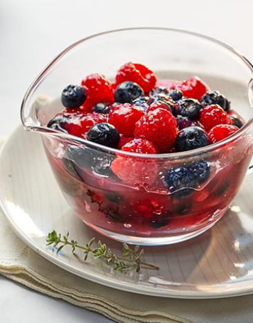Beerensauce mit frischen Beeren in einer Sauciere