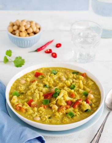 Ein Teller mit Blumenkohlcurry mit Kichererbsen aus dem Cookit.