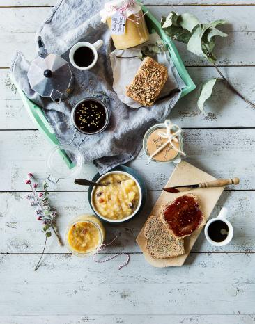 Bratapfelmarmelade auf einem gedeckten Frühstückstisch.