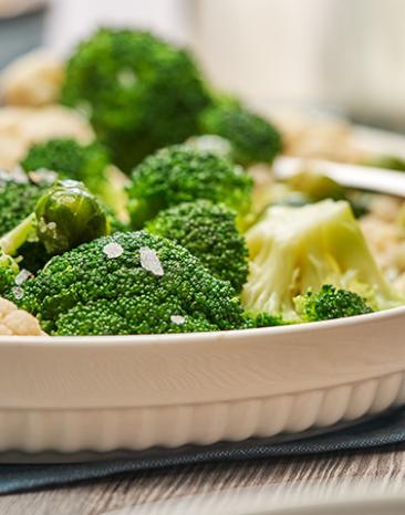 Brokkoli-Blumenkohl-Rosenkohl-Gemüse auf einem Teller.