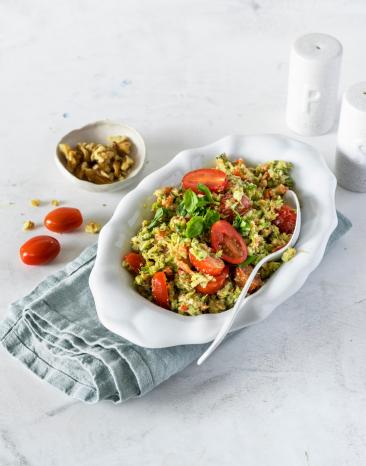 Eine Platte mit Brokkolisalat mit Feta und Walnüssen.