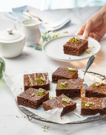 Brownies mit Cashewkernen und Pistazien auf einem Teller
