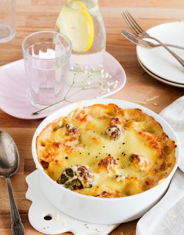 Bunter Gemüseauflauf in einer Auflauform auf einem Tisch.