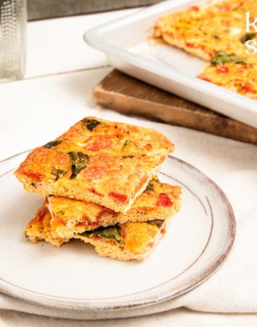 Carprese Frittata auf Teller und auf Servierplatte, Messer und Gabel, Wasserglas