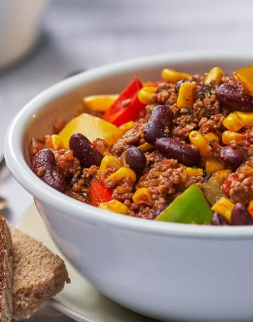 Chili con Carne, 4 Portionen in einer Schale angerichtet.