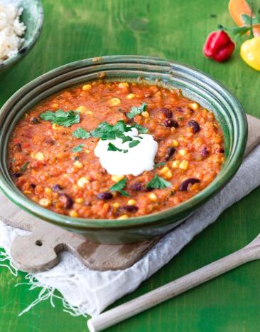 Ein Teller mit Chili sin Carne und Crème fraîche.