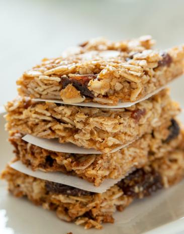 Cookies mit Haferflocken und Zimt im Cookit übereinander gestapelt auf einem Teller.