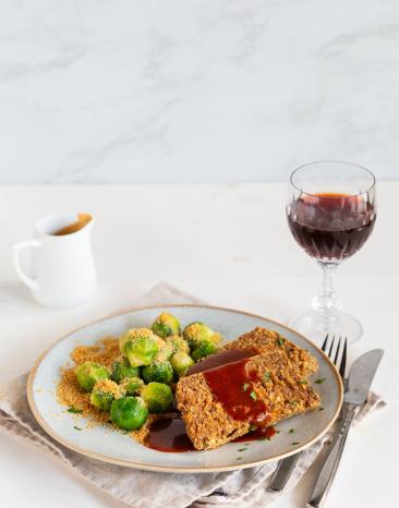 Nussbraten in Sauce mit Rosenkohl