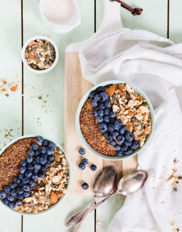 Müsli. Blaubeeren und Samen in einer Schüssel.