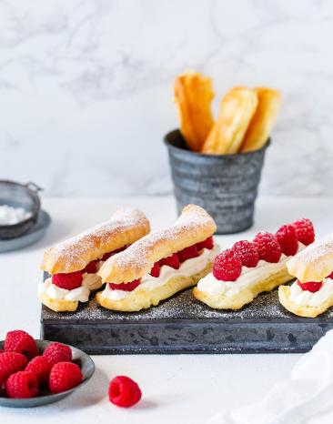 Eclairs mit Vanillesahne und Himbeeren