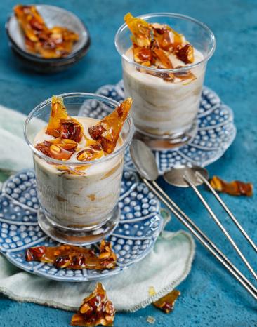 Espressocreme mit karamellisierten Mandeln in mehreren Gläsern.
