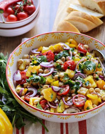 Kichererbsensalat mit Gemüse in großer Salatschüssel.