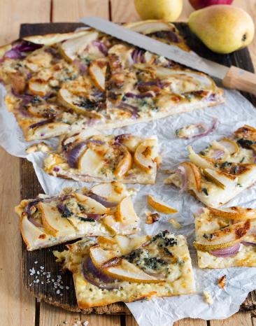 Flammkuchen mit Birne und Blauschimmelkäse