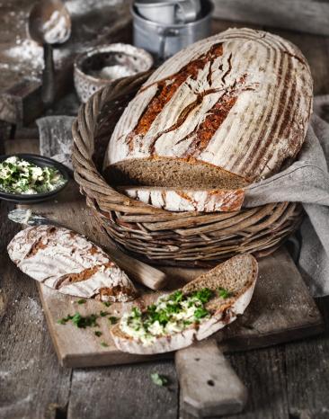 Rustikales, herzhaftes Landbrot aus Roggen und Weizen - perfekt zur Brotzeit.