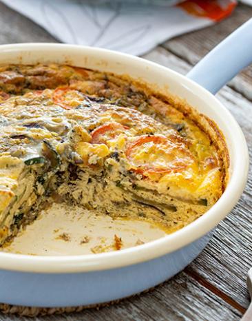 Frittata aus dem Sommergarten in einer Pfanne.