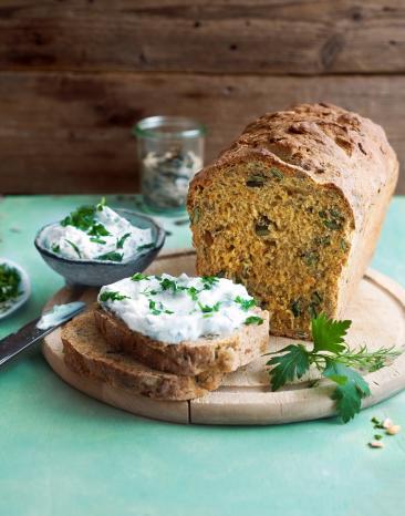Frühlingsbrot mit frischem Kräuterquark