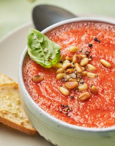 Gazpacho mit gerösteten Pinienkernen in einer Schüssel.