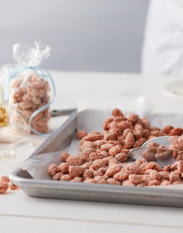 Gebrannte Mandeln auf einem Backblech.